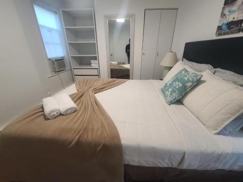 Ein Bett oder Betten in einem Zimmer der Unterkunft Park view South of Boston - Quincy