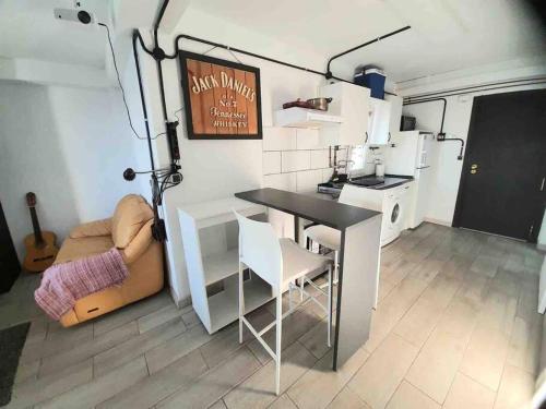 eine Küche und ein Esszimmer mit einem Tisch und einem Sofa in der Unterkunft Beach Penthouse in Almería