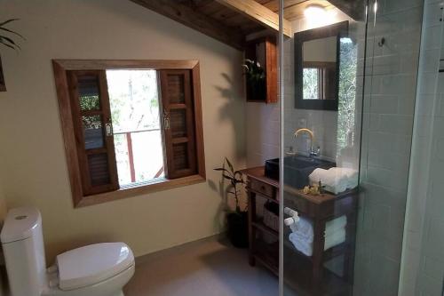 a bathroom with a toilet and a sink and a shower at Cabana Gracillis in Barracão