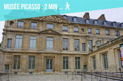 duży budynek ze słowami profesor muzyki min w obiekcie 3 Suites appartement w Paryżu