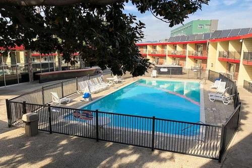Бассейн в Garden Inn & Suites Oakland Airport или поблизости
