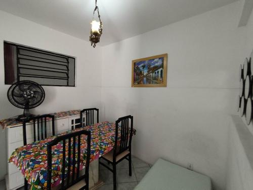 a bedroom with two bunk beds and a table at Seu Apto na Praia da Costa 7 Completo Simples e Barato 2Q Ar Cond Geladeira Fogao TV no Centro Bom para Empresas Sem escadas in Vila Velha