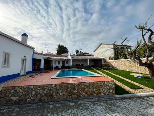 a house with a swimming pool in the yard at Casa Tia Maria in Moledo
