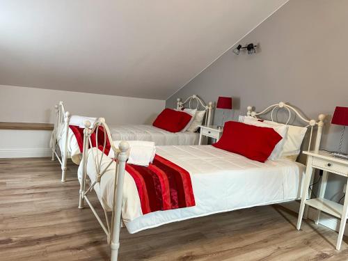 2 camas individuais num quarto com pisos em madeira em Casa Tia Maria em Moledo
