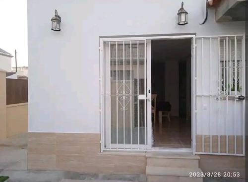 Imagen de la galería de Casa en Jerez con patio cerca de la playa y de la sierra, en Jerez de la Frontera