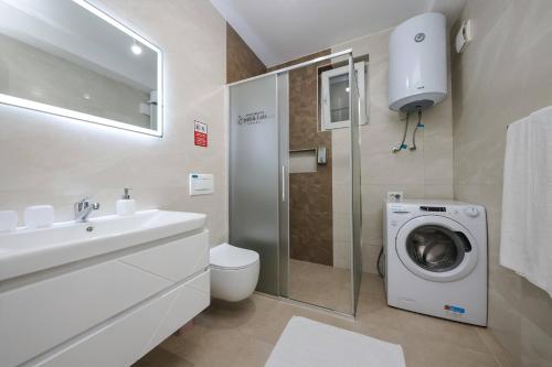 Bilik mandi di Hotel Apartments Ardi & Lala