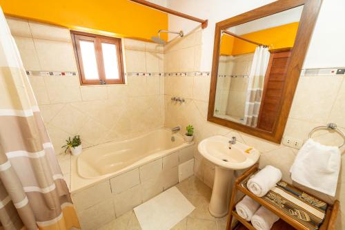 y baño con bañera, lavabo y aseo. en Hospedaje Chaska Pisac en Pisac