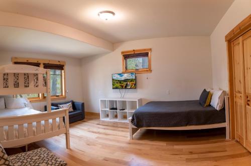 a bedroom with a bed and a bunk bed at Coyote Run Retreat by Tahoe Getaways - 3BR Pet Friendly with HOA Amenities, Minutes to Downtown Truckee & Northstar Resort! in Truckee