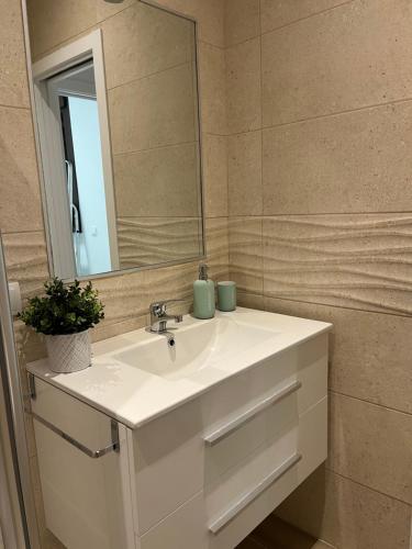 奧爾納丘埃洛斯的住宿－CASA MARTÍN，浴室设有白色水槽和镜子