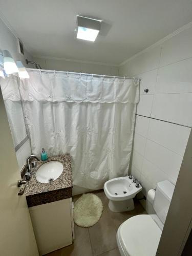La petite salle de bains est pourvue de toilettes et d'un lavabo. dans l'établissement Departamento céntrico en Rafaela, à Rafaela