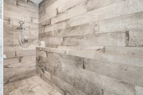 ケンブリッジにあるLakeSide Karapiro Downstairs Apartmentの石壁のバスルーム