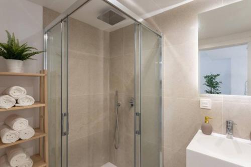 uma casa de banho com uma cabina de duche em vidro e um lavatório. em Ap. Marbella centro em Marbella