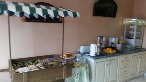 Η κουζίνα ή μικρή κουζίνα στο Tour Hôtel