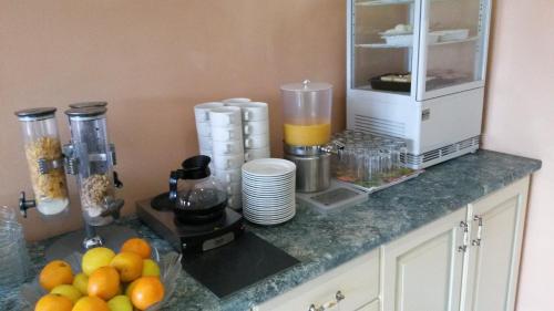 Η κουζίνα ή μικρή κουζίνα στο Tour Hôtel