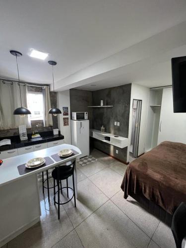 a kitchen and living room with a bed and a kitchen and a room with at STUDIO 304 | WIFI 600MB | RESIDENCIAL JC, um lugar para ficar. in Belém