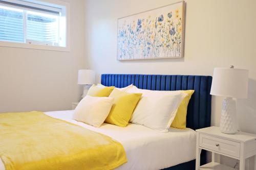 - une chambre avec un lit doté d'oreillers jaunes et blancs dans l'établissement Central Suite King Beds,Long Stays,Disney+, à Edmonton