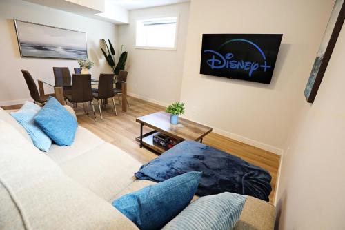 - un salon avec un canapé et une table dans l'établissement Central Suite King Beds,Long Stays,Disney+, à Edmonton