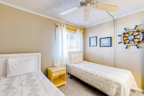 um quarto com 2 camas e uma ventoinha de tecto em Sight of the Sea em Myrtle Beach