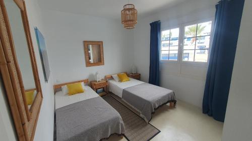 Giường trong phòng chung tại Sea view paradise Lanzarote