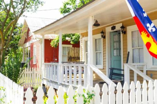 una casa con una cerca blanca delante de ella en Clinton Studio en Lafayette