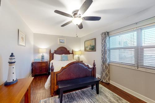 - une chambre avec un lit et un ventilateur de plafond dans l'établissement Regency Towers W 101, à Pensacola Beach