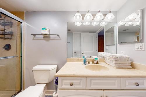 La salle de bains est pourvue d'un lavabo et d'un miroir. dans l'établissement Regency Towers W 101, à Pensacola Beach