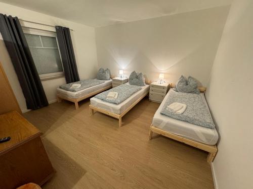 II Apartment Dingolfing Ferienwohnung Kronwieden II tesisinde bir odada yatak veya yataklar