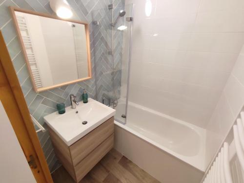une salle de bain avec un lavabo et une douche dans l'établissement Appartement Les Cimes, à Gresse-en-Vercors