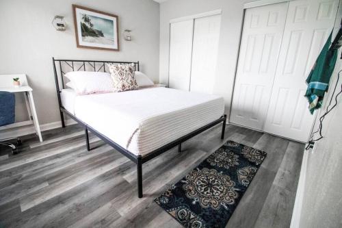 Cama en habitación con puerta y alfombra en La Riviere 2 bedroom # 1403, en Gulfport