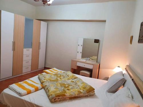 1 dormitorio con cama, lavabo y espejo en Porto sokhna pyramids family only, en Ain Sokhna