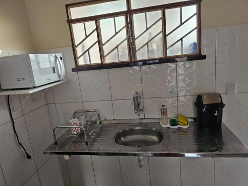 um balcão de cozinha com um lavatório e um micro-ondas em Apartamento boa vista RR em Boa Vista