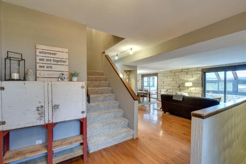 Large Home with Game Room, 4 Mi to Mississippi Riverにあるシーティングエリア