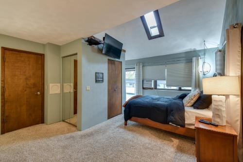 Large Home with Game Room, 4 Mi to Mississippi Riverにあるベッド