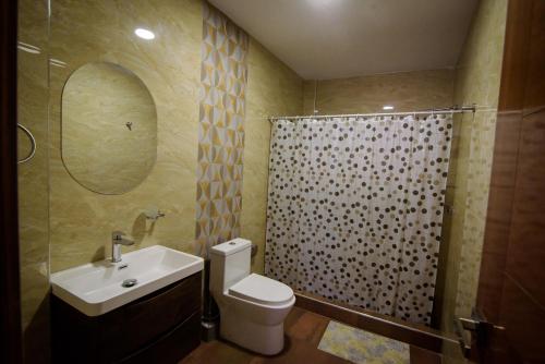 a bathroom with a sink and a toilet and a shower at Hotel VILLA LUNA in Moquegua