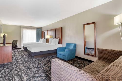Habitación de hotel con cama y espejo en Best Western near Lackland AFB Sea World, en San Antonio