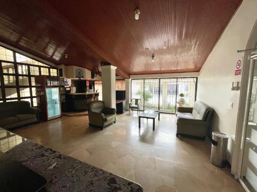 ein großes Wohnzimmer mit Sofas und einem Tisch in der Unterkunft Villa Garza Inn in Guayaquil