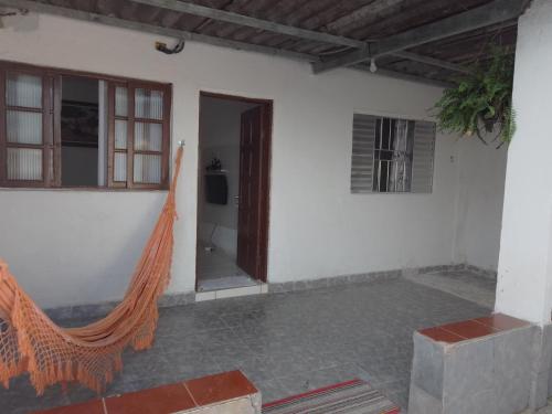 a room with a hammock on the side of a house at Casa para temporada in Guarujá