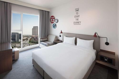 سرير أو أسرّة في غرفة في Rove Healthcare City - Bur Dubai