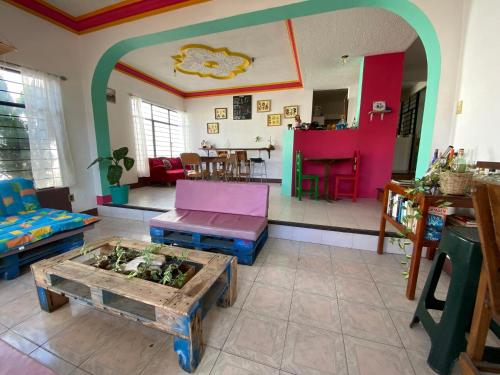 ein Wohnzimmer mit farbenfrohen Möbeln und einem Tisch in der Unterkunft Casa EL Mundo in Oaxaca de Juárez