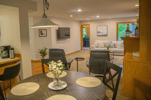 uma cozinha e sala de estar com mesa e cadeiras em Spacious Vacation Home em Chanhassen