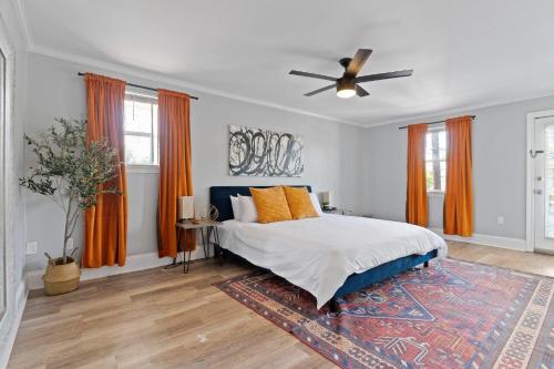 1 dormitorio con 1 cama y ventilador de techo en Quiet Retreat Off Magazine W Balcony & Parking!, en Nueva Orleans