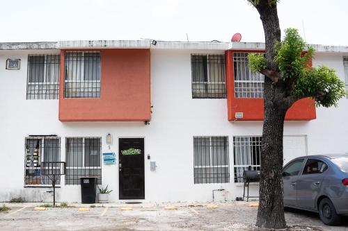 um edifício com um carro estacionado em frente em Casa Aurora em Cancún