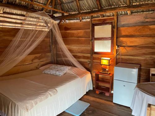 เตียงในห้องที่ The Blue Cabin