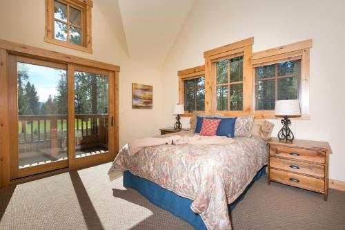 Ένα ή περισσότερα κρεβάτια σε δωμάτιο στο Caleb's Getaway by Tahoe Getaways at Old Greenwood- 3BR w Bonus Room, Pets Welcome & Ski Shuttle!