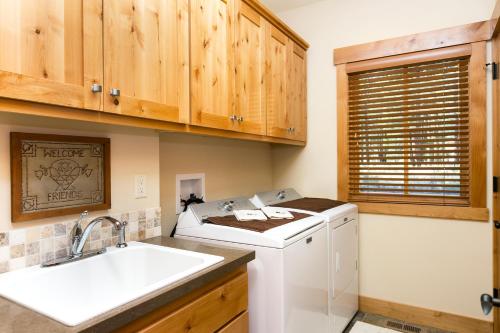 Η κουζίνα ή μικρή κουζίνα στο Caleb's Getaway by Tahoe Getaways at Old Greenwood- 3BR w Bonus Room, Pets Welcome & Ski Shuttle!