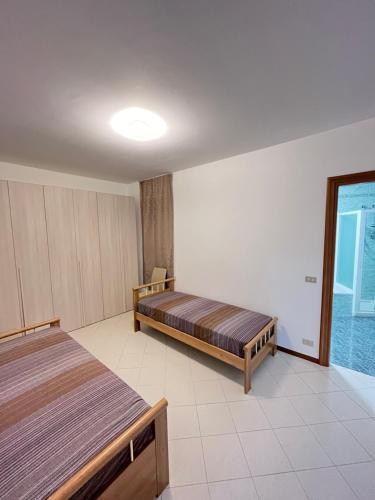 1 dormitorio con 2 camas y ventana en Vicino al centro en Novara