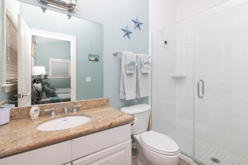 Et badeværelse på Anglers Reef Vacation Rental