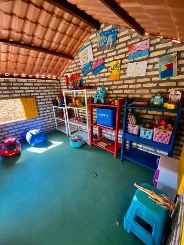 a childs play room with a brick wall at Chacara do Alemao in Flecheiras