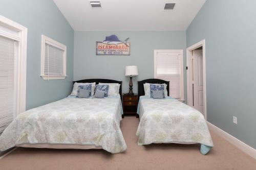 En eller flere senge i et værelse på Anglers Reef Vacation Rental
