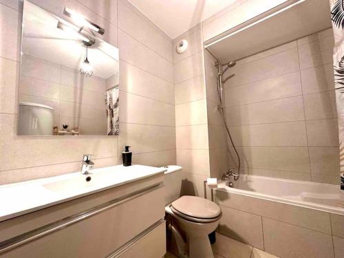 une salle de bain avec un lavabo, des toilettes et une baignoire dans l'établissement Lumineux T1 : balcon, TV sat&VOD, proche Part-Dieu & Université, à Villeurbanne